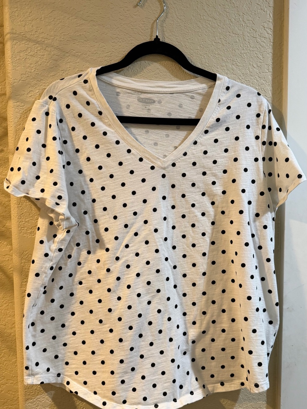 Old Navy White V-Neck Short Sleeve Tee with Black Polka Dots